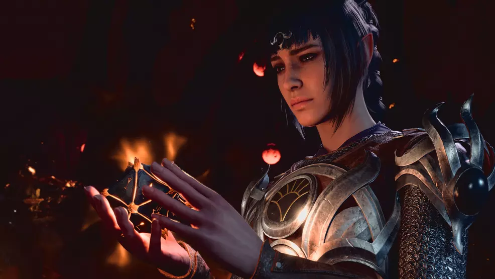 Shadowheart holds her artifact.