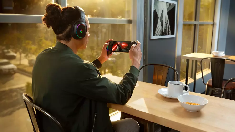 Razer PC Remote Play in a coffee shop