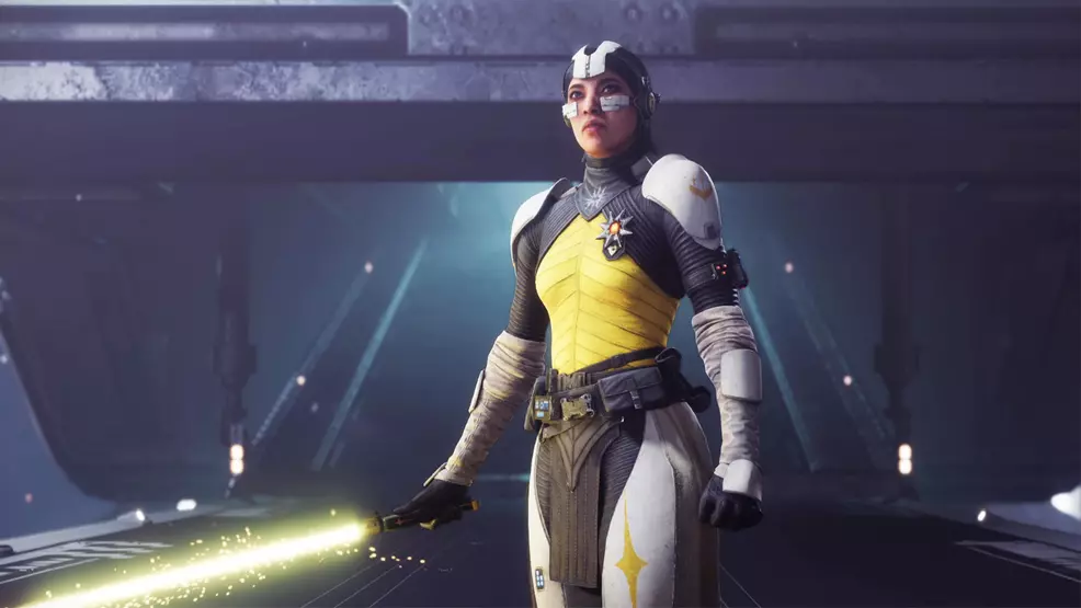 Praxic Warlock Aunor Mahal with her Blade ready to fight in Destiny 2.